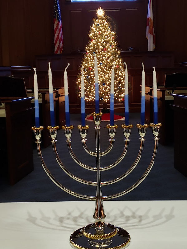 Celebrating Christmas and Hanukkah: 5 Tips for Interfaith Families